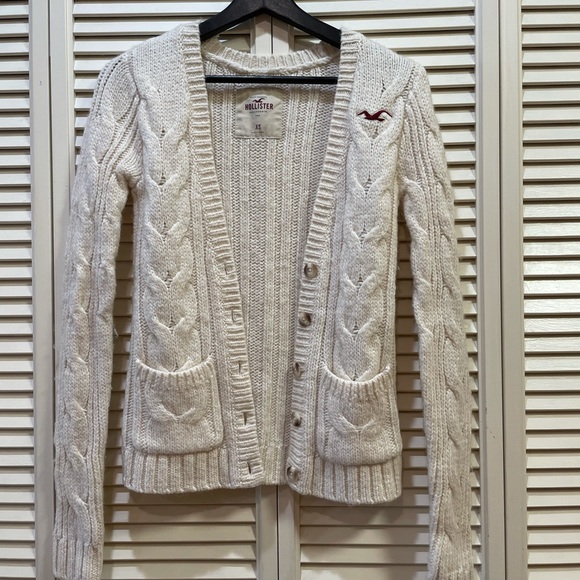 Hollister Sweaters - 🌟 3 for $10 🌟 Hollister Cardigan